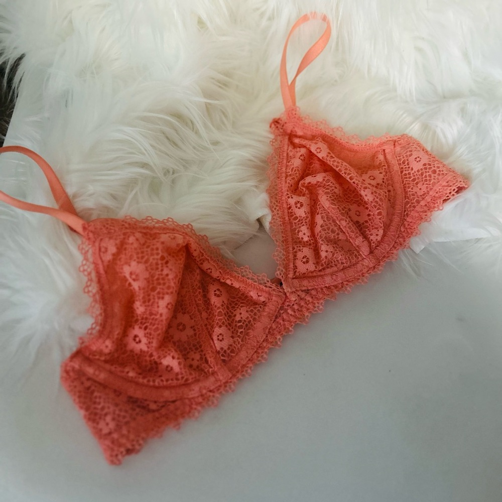 Nwt bralette from Victoria’s Secret  Lace Triangle Size S Lipsmacker